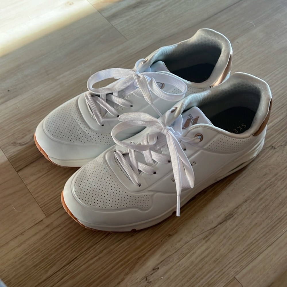 Sketchers size 6. Worn once. Great condition